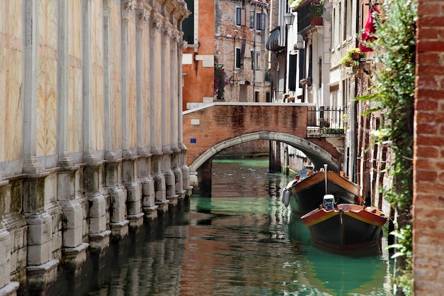 Canale e ponte a venezia