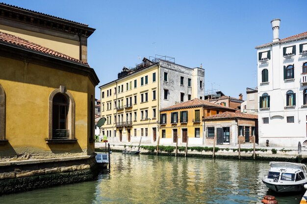 Foto canale da edifici contro un cielo limpido