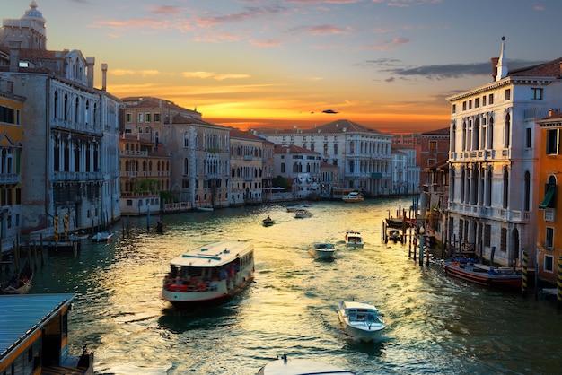 Canal Grande in Venetië bij de zonsondergang, Italië