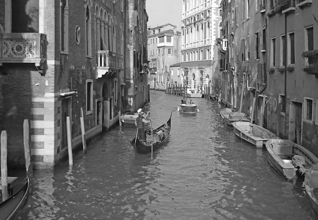 Canal Grande van Venetië, Italië met een iconische gondel in zwart-wit