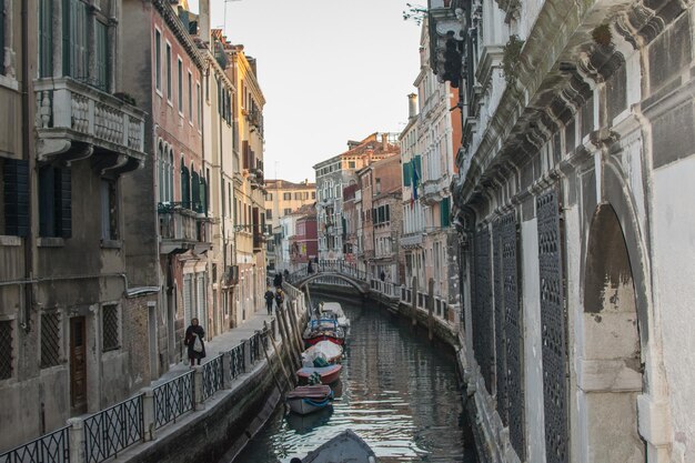 Photo canal passing through city