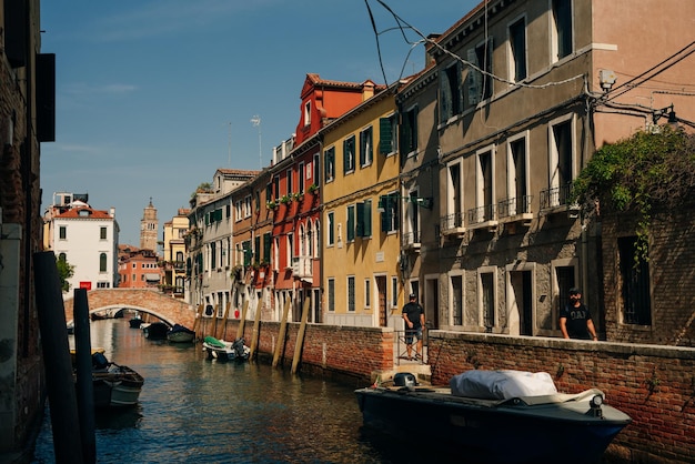 Канал с пустыми гондолами в Венеции, Италия, май 2023 года