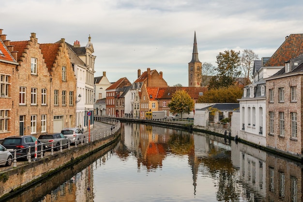 Foto canali della città vecchia di bruges