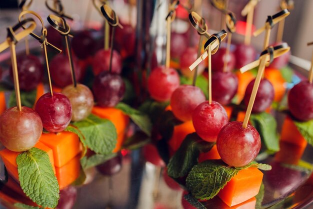 Foto canape hapjes op tafel buffet menu europese keuken garnalen mini hamburger op een houten achtergrond