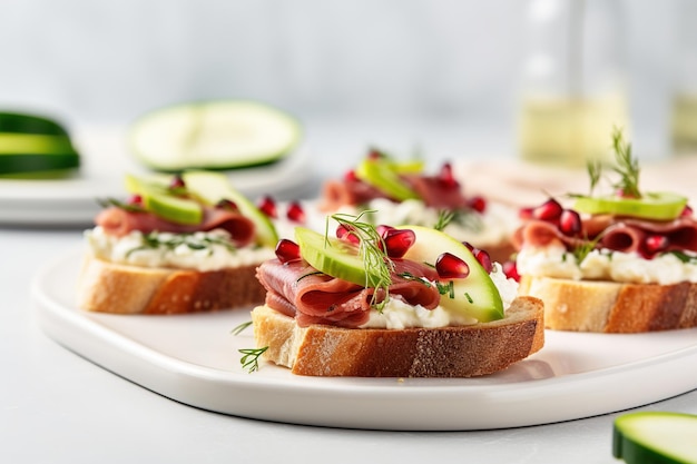 Canape met granaatappel en salami op een lichte achtergrond