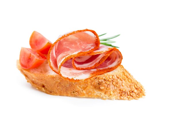 Canapé met ham en tomaat geïsoleerd op witte achtergrond