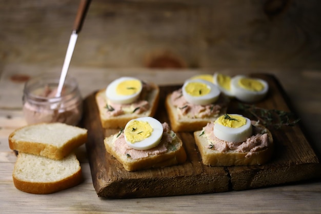 Canapé met kabeljauwkuit en ei