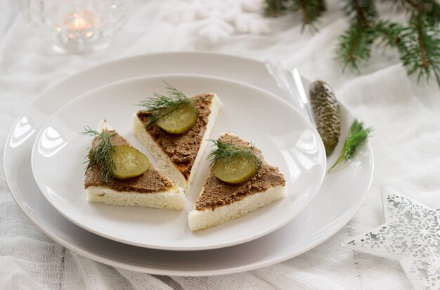 Canapé met paté, ingeblikte komkommer en dille. Tussendoortje.