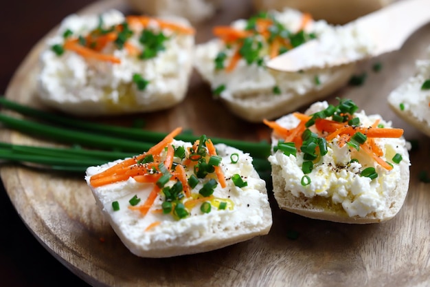 Canapé met roomkaas en groene uien Gezonde sandwich