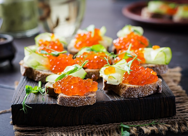 Canape met zalm rode kaviaar broodje voor de lunch heerlijk eten