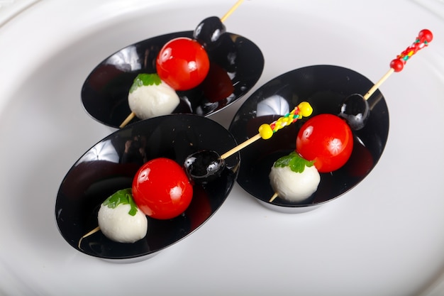 Photo canape with tomato and mozarella