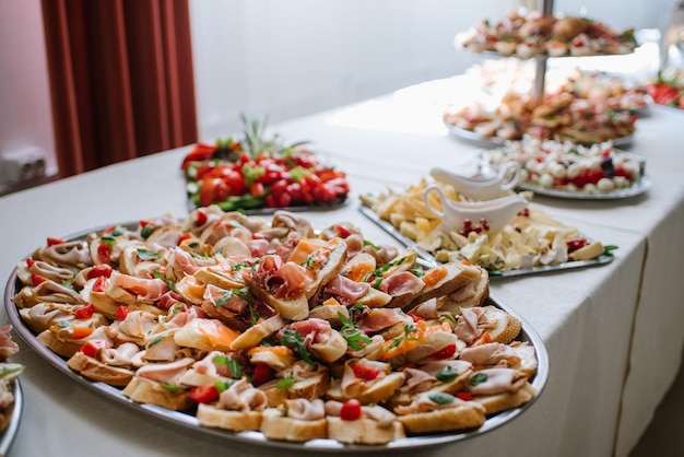 Canapeetjes met rode vis op de buffettafel