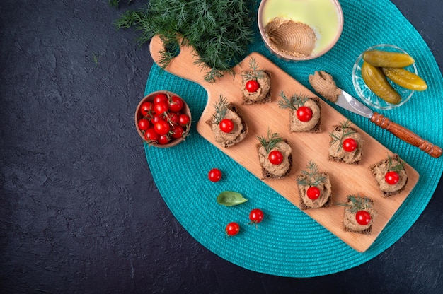 Canapeetjes met roggebrood leverpastei cherrytomaatjes ontbijtsnack bovenaanzicht kopieer de ruimte