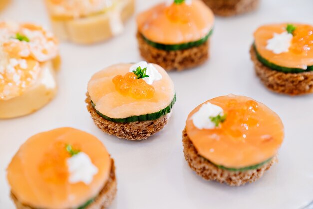 Canapés een handig buffet met kleine broodjes op het festival