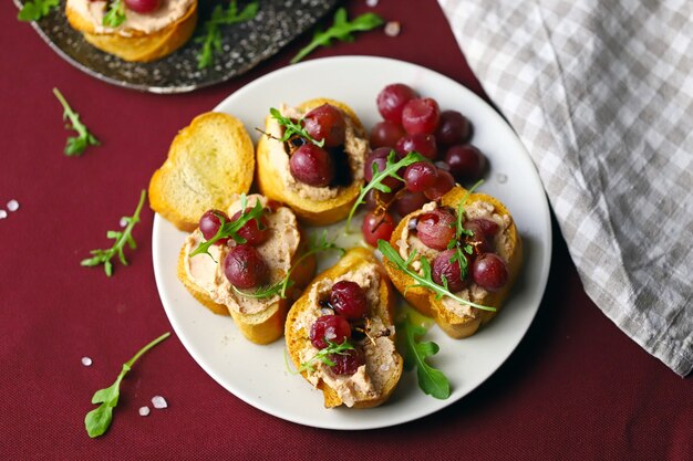 Canapes met paté en druiven.