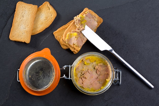 Canard foie gras pate fatto con il fegato di un'anatra