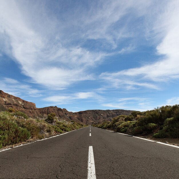 Canarische eilanden Tenerife landschap met weg, berg en lucht