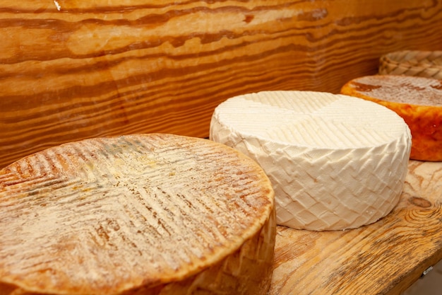 Canarische kaas op een houten bord op een houten achtergrond, Fuerteventura