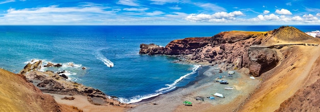 카나리아 섬과 스페인 해변입니다.아름다운 풍경 스페인 Lanzarote 섬 엘 Golfo에 있는 녹색 호수.