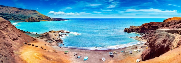 カナリア島とスペインのビーチ。風光明媚な風景エル ゴルフォ、ランサローテ島、スペインの緑の湖