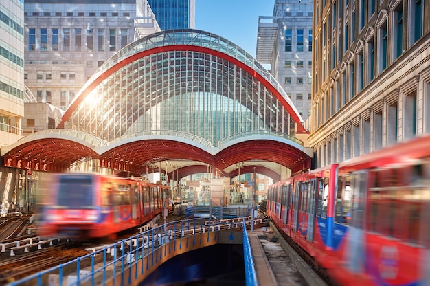 Canary wharf, stazione dlr. treno dlr che lascia la stazione in una giornata luminosa