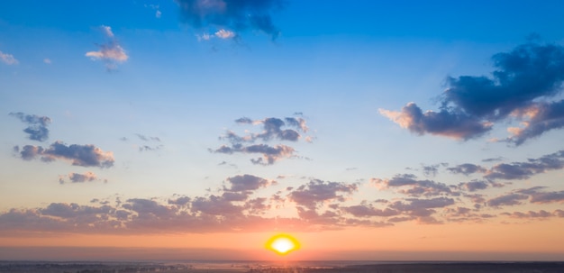 太陽光線とがんの青い嵐の空。