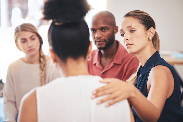 Foto supporto contro il cancro salute mentale o gruppo di riabilitazione dalla droga per consulenza o aiuto terapeutico assistenza comunitaria solidale e fiducia di una donna che offre una mano a un membro di sesso femminile con depressione