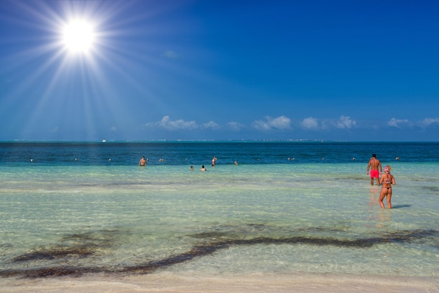 CANCUN MEXICO APR 2022 Сексуальная девушка в бикини на пляже в солнечный день в Канкуне, Юкатан, Мексика