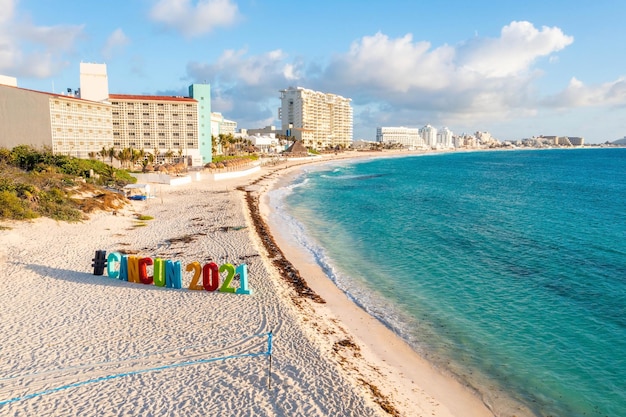 Канкун, Мексика. 19 мая 2021 года. Вид на знак Cancun 2021 на пляже в Канкуне в Мексике. Канкун подписывает хэштег.