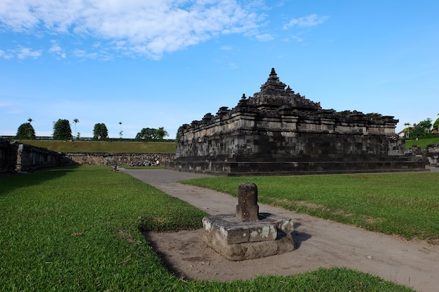 チャンディサンビサリまたはサンビサリ寺院は、インドネシアのジョグジャカルタにあるヒンドゥー寺院です。