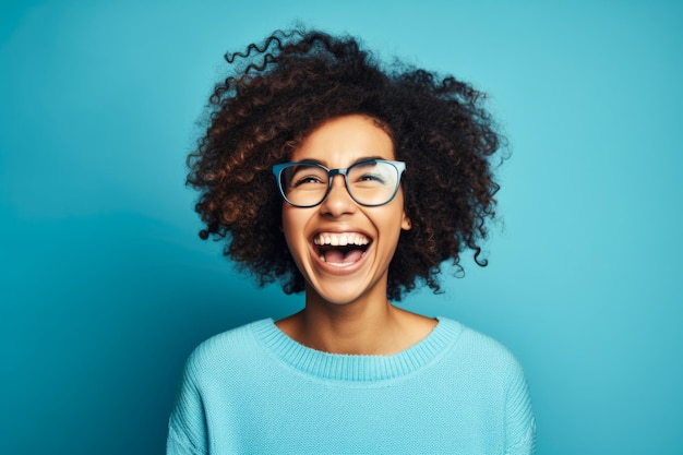 사진 진정 한 기 으로 웃는 안경 을 입은 젊은 아프리카계 미국인 여자