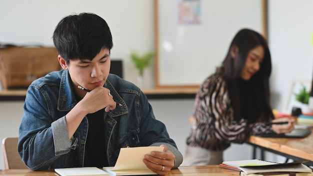 솔직한 그래픽 디자이너 스튜디오.