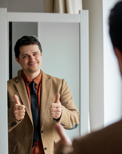 Photo candid view on young man dressing up