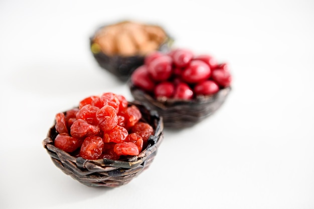 Foto canditi e bacche essiccate e frutta in cestini dolci orientali