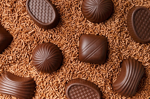 Конфеты в шоколадной стружке крупным планом макросъемка