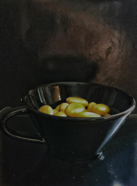 Foto caramelle in tazza sul tavolo