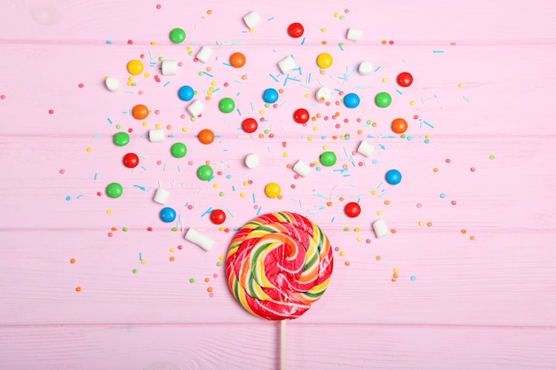 Конфеты и сладости на цветном фоне сверху с местом для текста