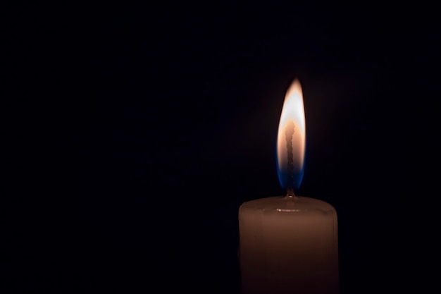 Foto candela che brucia nel buio