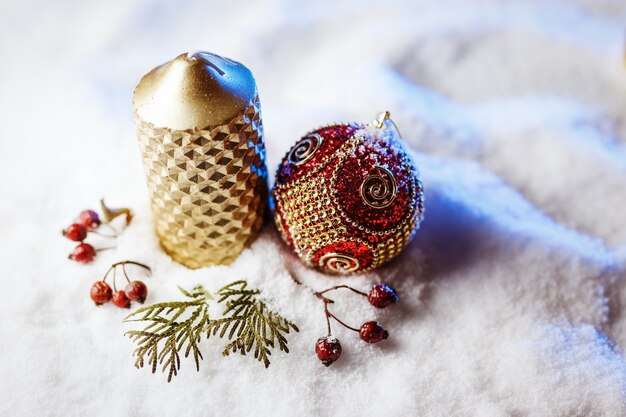 青い光と雪の中でキャンドルとクリスマスの装飾。