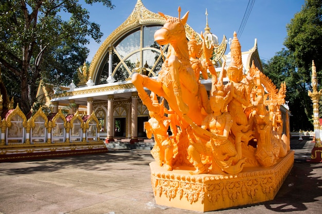 Figura di candela nella parata della tradizionale sfilata di ubon ratchathani candle festival per mostrare a persone e viaggiatori che guardano e visitano il tempio wat phra that nong bua a ubon ratchathani thailandia