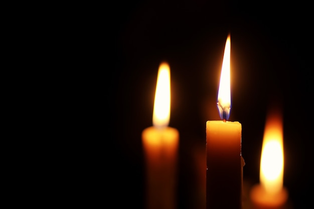 Fiamma di candela isolata sul nero