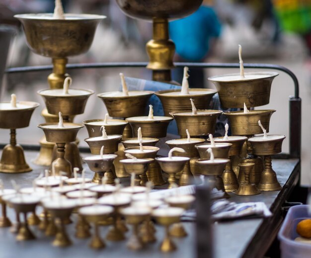 Foto tenitori di candele in ottone in vendita sul mercato stradale