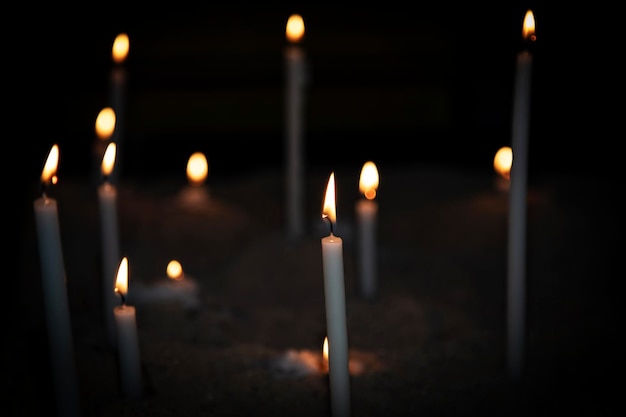 촛불 조명 어두운 배경에서 촛불 가톨릭 교회 Bokeh 효과에서 촛불 불꽃