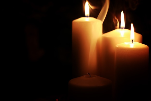 Свет свечи изолированный черный