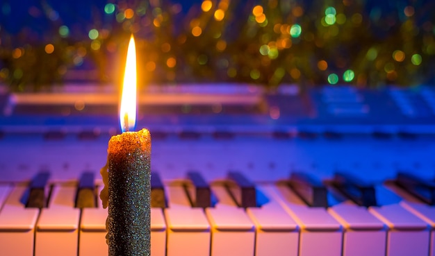 사진 피아노 크리스마스와 새해 음악 근처 촛불