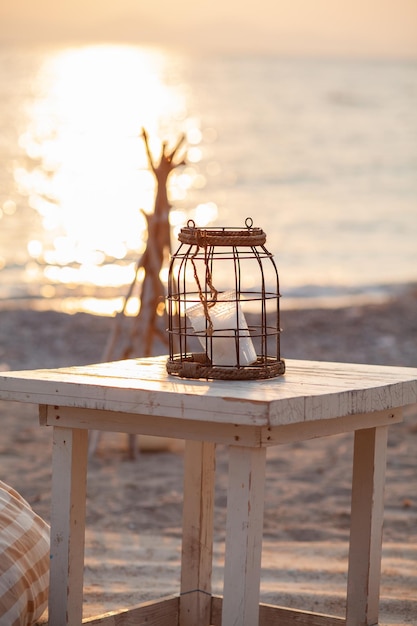 Foto candela su un tavolo sulla spiaggia