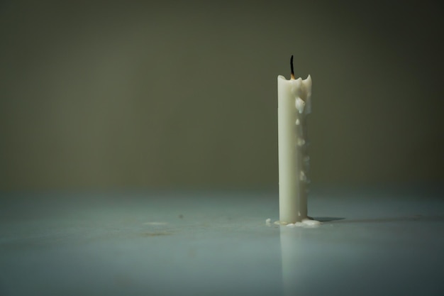 Foto candela con uno spazio di copia