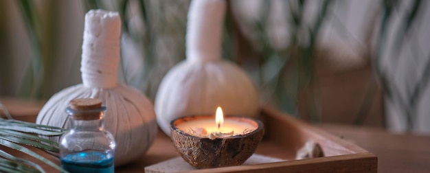 Свеча с ароматом кокоса на деревянном столе Красивая концепция тропического спа