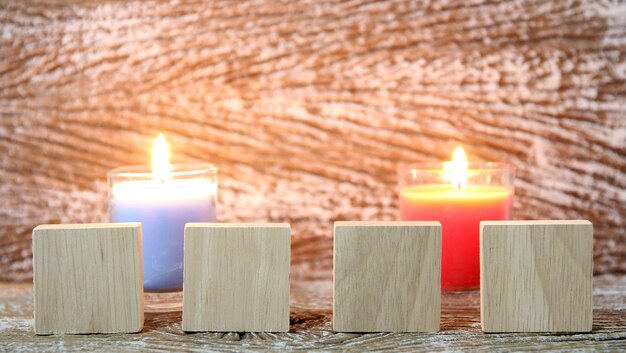 Candela con concetto di cartello in legno felice anno nuovo e buon natale