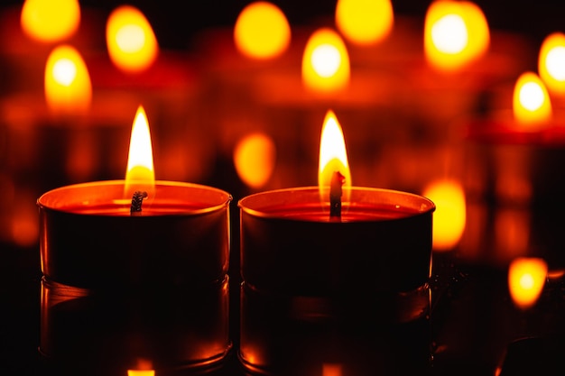 свечигорящие свечи на темной поверхности дня памятиГорящие свечи в темноте